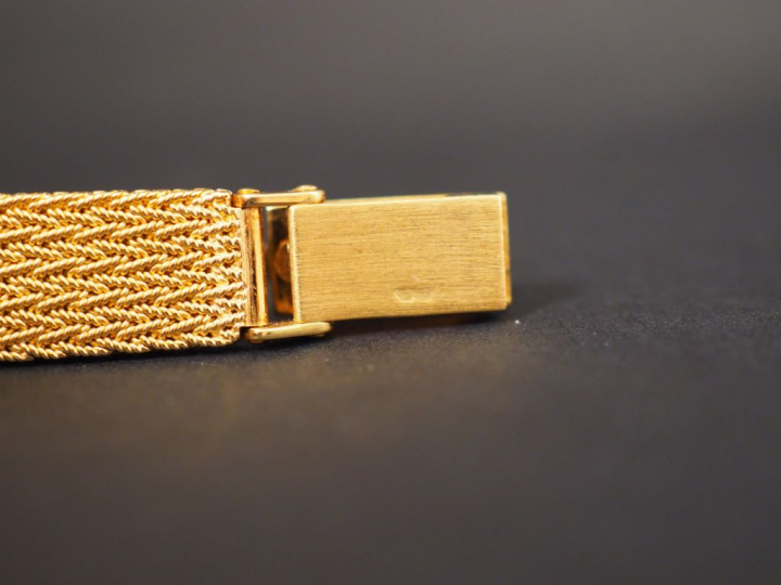 OMEGA. Montre bracelet de dame, bracelet en or jaune.  Boitier en or e