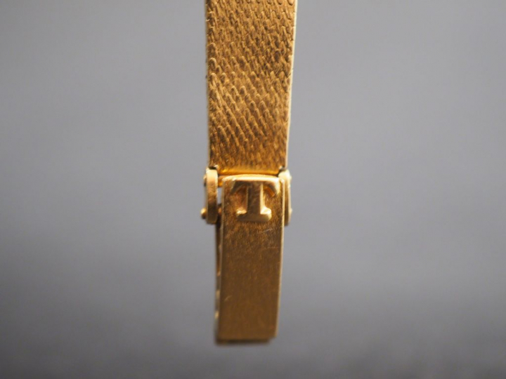 TISSOT.  Montre bracelet de dame, boitier et bracelet en or jaune. Sig