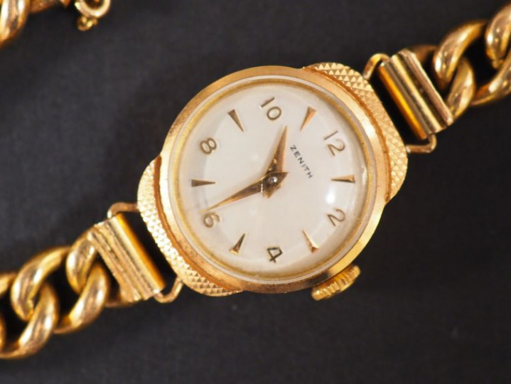 ZENITH. Montre bracelet de dame, boitier et bracelet en or jaune.  Sig