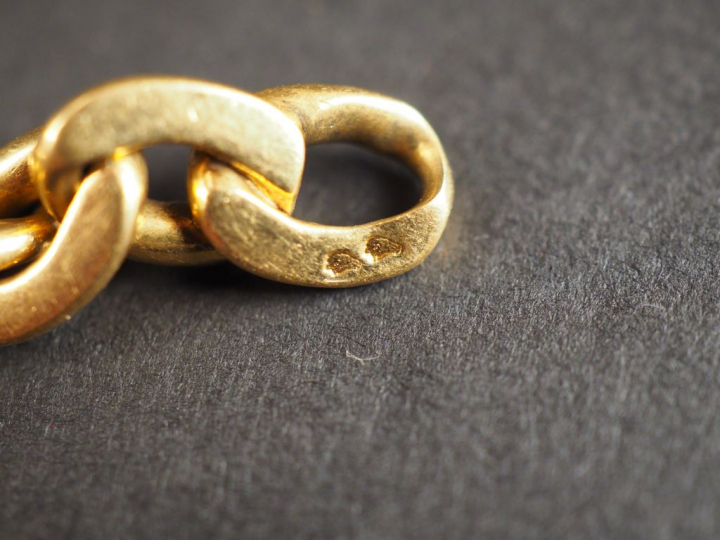 CARTIER (attribué à) Bracelet articulé en or jaune, maille gourmette. 