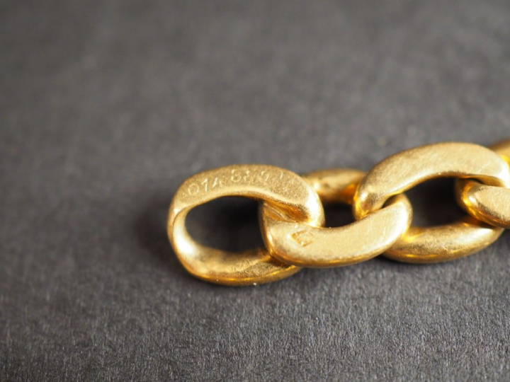 CARTIER (attribué à) Bracelet articulé en or jaune, maille gourmette. 