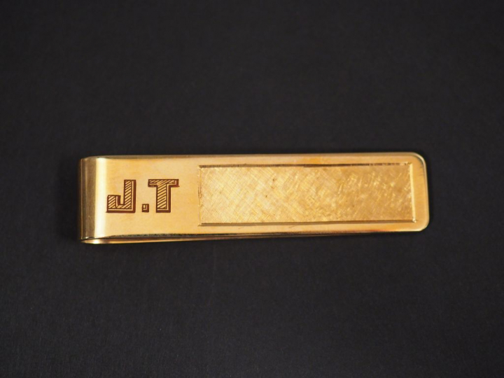CARTIER. Pince à cravate en or jaune 14k, monogrammée J.T. Signée.  Po