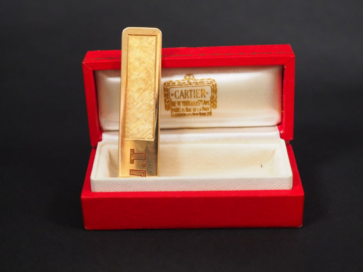 CARTIER. Pince à cravate en or jaune 14k, monogrammée J.T. Signée.  Po
