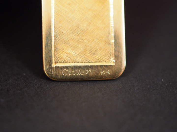 CARTIER. Pince à cravate en or jaune 14k, monogrammée J.T. Signée.  Po