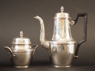 Vente aux enchères Théière et sucrier de style Louis XVI en argent, poinçon Minerve, à dé