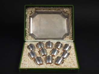 Vente aux enchères Service à liqueur de style Louis XVI en argent, poinçon Minerve, à déc
