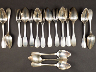 Vente aux enchères Suite de cinq grands couverts et sept grandes cuillères en argent, poi