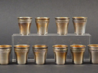 Vente aux enchères Suite de douze verres à liqueur de style Louis XVI en argent, poinçon 