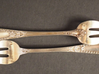 Vente aux enchères Suite de douze fourchettes à huitre de style Louis XVI en argent, poin