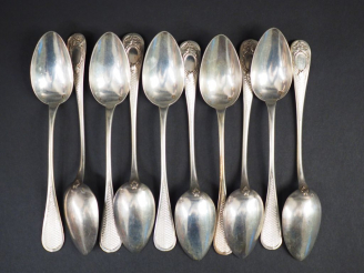 Vente aux enchères Suite de dix cuillères à dessert de style Louis XVI en argent, poinçon