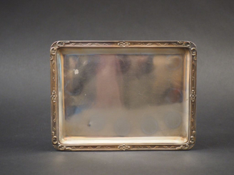 Vente aux enchères Petit plateau rectangulaire en argent, poinçon Minerve, à décor de rin