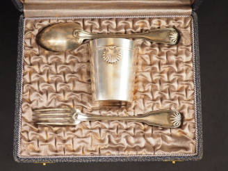 Vente aux enchères Couvert et timbale de naissance en argent, poinçon Minerve, modèle à d