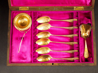 Vente aux enchères Partie de service à thé de style Louis XVI en vermeil, modèle à cartou