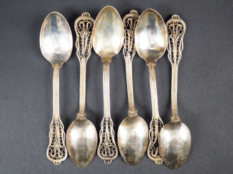 Vente aux enchères Suite de six cuillères à dessert en argent, spatule ajourée à décor de