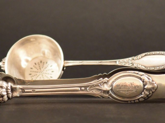 Vente aux enchères Ensemble comprenant :  - une passette à thé de style Louis XVI en arge