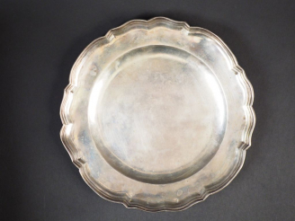 Vente aux enchères Assiette en argent, modèle à filets, bords polylobés. Diam. 21,2 cm  P