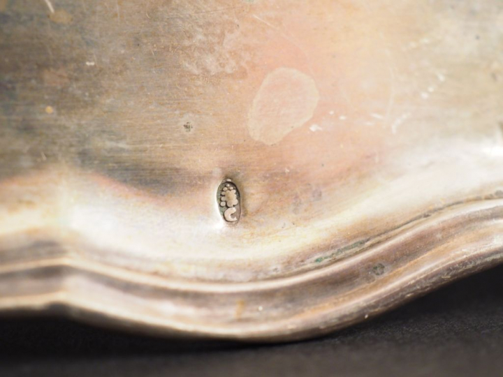 Assiette en argent, modèle à filets, bords polylobés. Diam. 21,2 cm  P