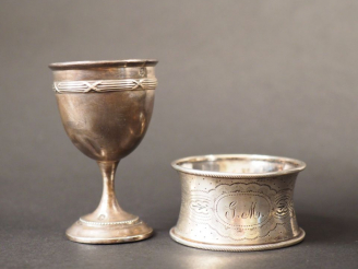 Vente aux enchères Ensemble comprenant :  - un coquetier de style Louis XVI en argent, po