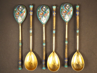 Vente aux enchères Suite de six cuillères à thé russes en vermeil et émail polychrome.  P