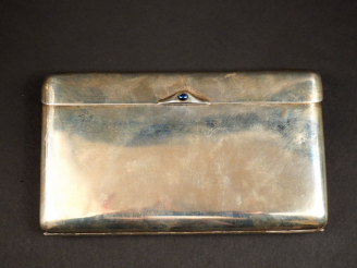 Vente aux enchères Grand étui en argent anglais.  9 x 16 cm Poids. 296 g