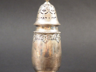 Vente aux enchères MAPPIN   WEBB. Saupoudreuse en argent anglais. H. 18,5 cm Poids. 231 g