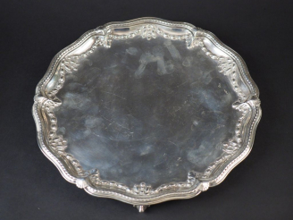 Vente aux enchères Plat rond en argent anglais, à décor de guirlande de feuillage, reposa