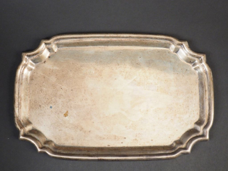 Vente aux enchères Petit plateau rectangulaire en argent anglais.  14,7 x 22,8 cm  Poids.