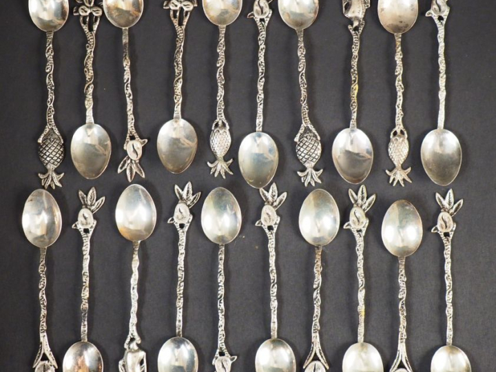 Suite de cuillères à moka en argent étranger, à décor de fruits. Poids