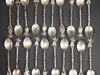 Vente aux enchères Suite de cuillères à moka en argent étranger, à décor de fruits. Poids