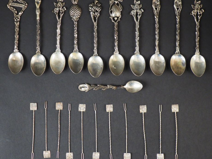 Dix cuillères à café et une petite cuillères à moka en argent étranger