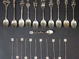 Vente aux enchères Dix cuillères à café et une petite cuillères à moka en argent étranger