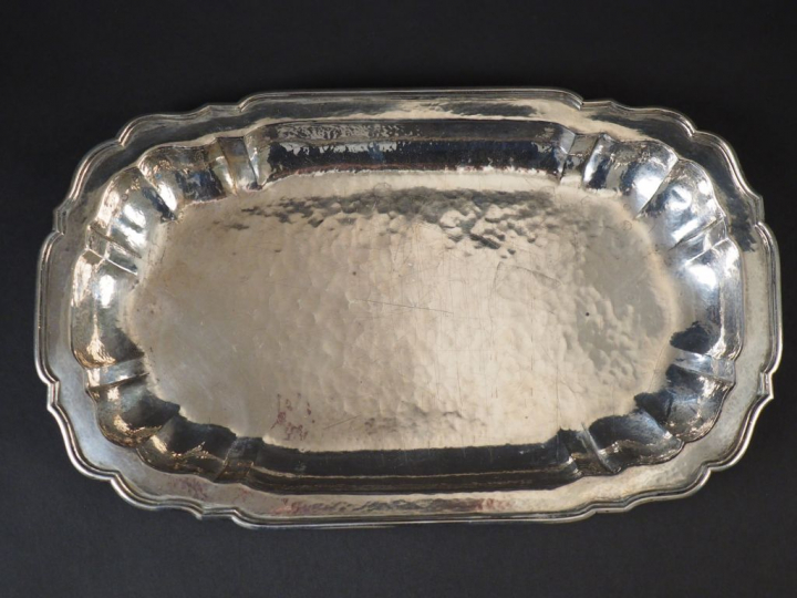 Plat creux rectangulaire en argent allemand 900 millièmes. 19 x 31,8 c