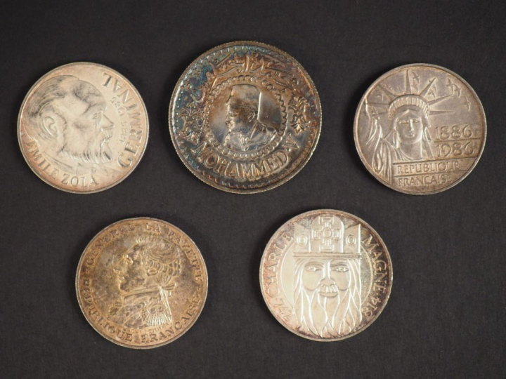 Ensemble de pièces en argent, comprenant :  - quatre pièces de 100 Fra