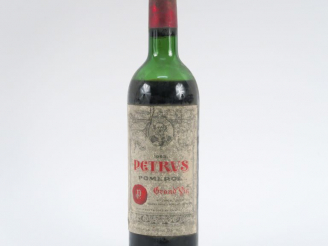 Vente aux enchères 1 BOUTEILLE PETRUS POMEROL - 1963 - BEP/EA/BS/CAPSULE SALE ET CORRODÉE