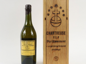 Vente aux enchères 1 BOUTEILLE (50 CL) CHARTREUSE V.E.P. - CBO - MISE : 1996/CAPS CIRE LE