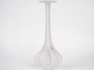 Vente aux enchères LALIQUE France. Vase soliflore en cristal. Signé. H. : 34,5 cm. (égren