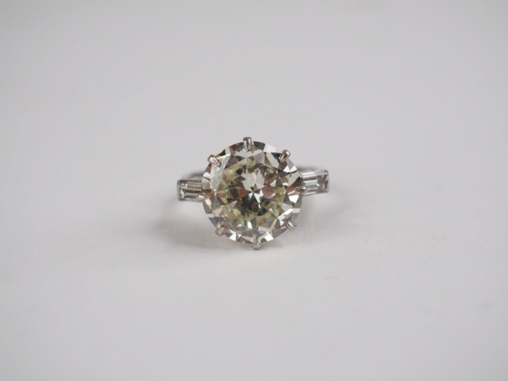 Bague solitaire en or blanc, ornée d'un diamant taille brillant de 5,3