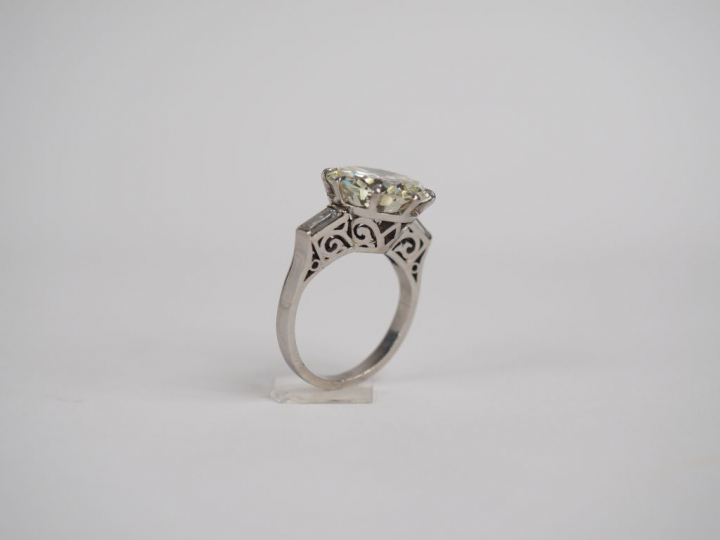 Bague solitaire en or blanc, ornée d'un diamant taille brillant de 5,3
