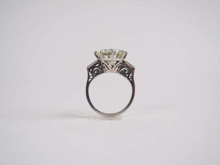 Bague solitaire en or blanc, ornée d'un diamant taille brillant de 5,3