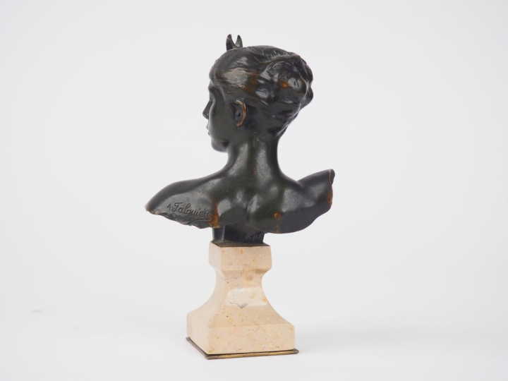 A. FALGUIÈRE. 'Buste de Diane chasseresse'. Sculpture en bronze sur un