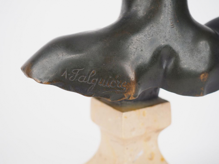 A. FALGUIÈRE. 'Buste de Diane chasseresse'. Sculpture en bronze sur un