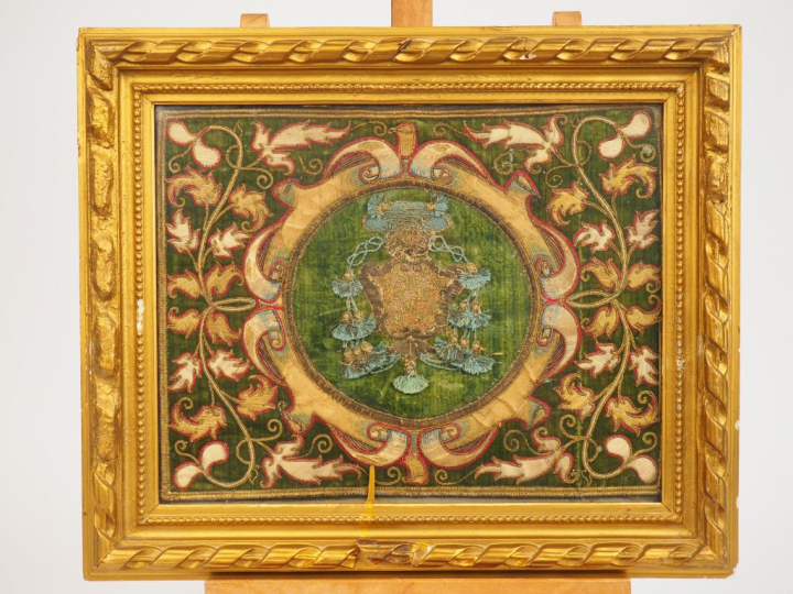 Paire de tissus brodés XVIIIème, à décor d’armoiries en médaillon. Dim