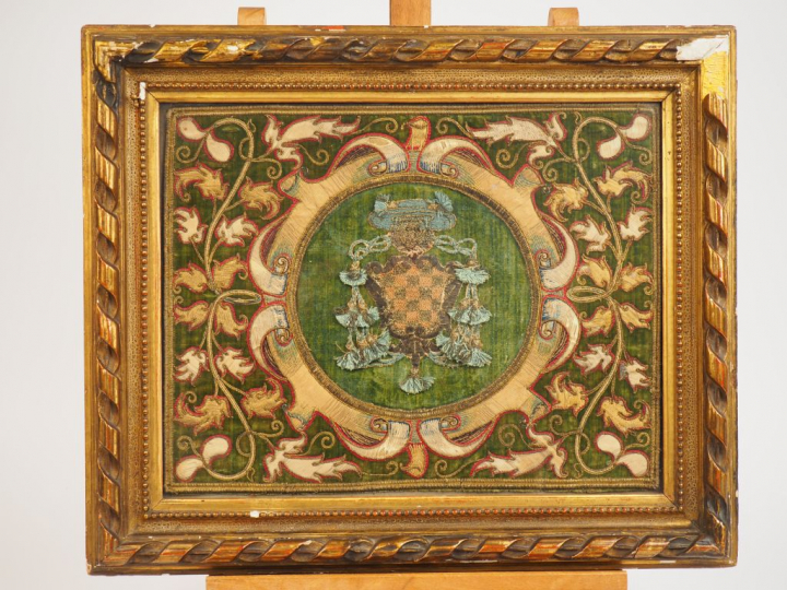 Paire de tissus brodés XVIIIème, à décor d’armoiries en médaillon. Dim