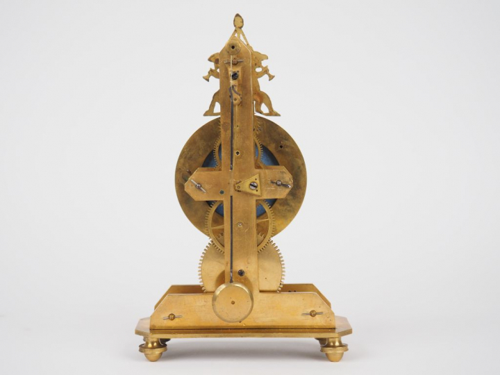 Pendule squelette fin XVIIIème début XIXème en bronze à décor d'amours