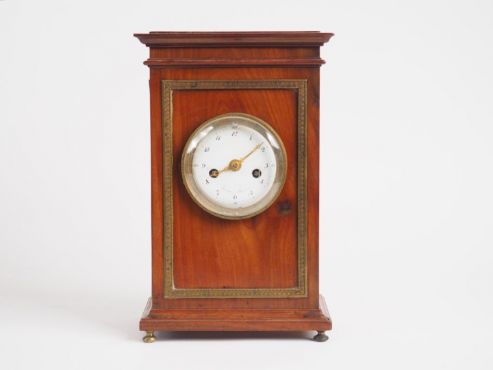 Pendule début XIXème en acajou et placage d'acajou. Cadran signé Filon