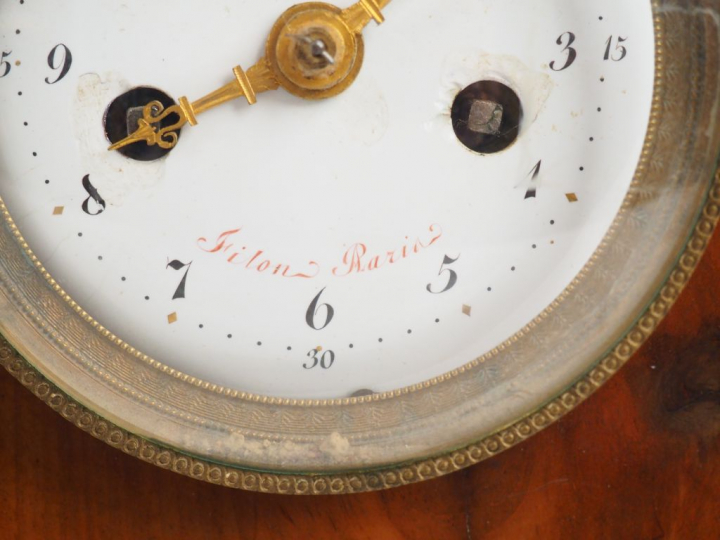 Pendule début XIXème en acajou et placage d'acajou. Cadran signé Filon