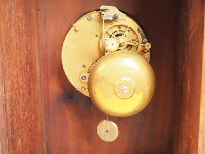 Pendule début XIXème en acajou et placage d'acajou. Cadran signé Filon
