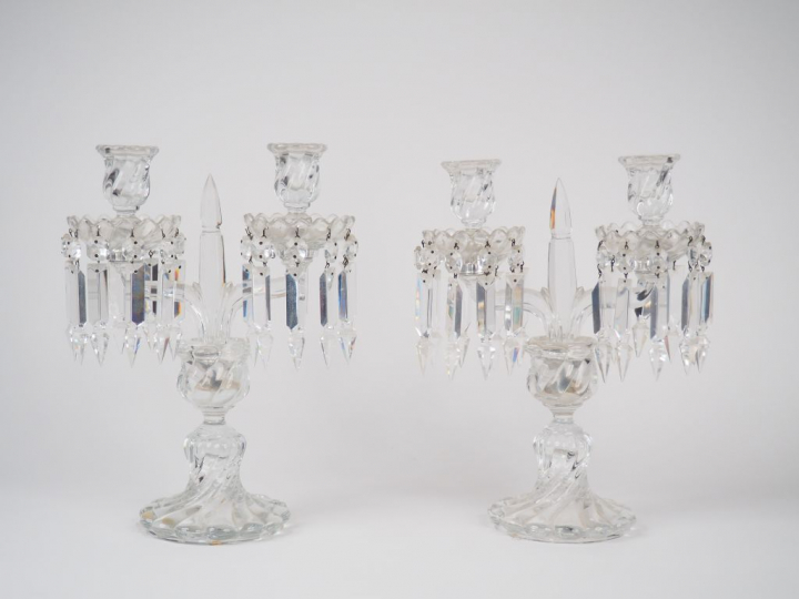 BACCARAT.  Paire de girandoles en cristal éclairant à deux lumières. S