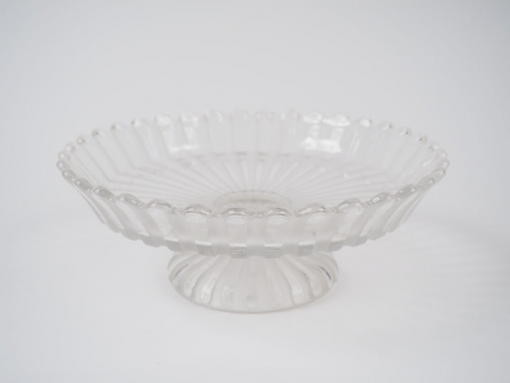 BACCARAT. Coupe sur pied en cristal à décor de cannelures. Signée. Dia