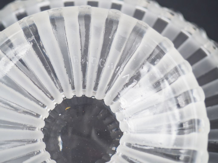 BACCARAT. Coupe sur pied en cristal à décor de cannelures. Signée. Dia